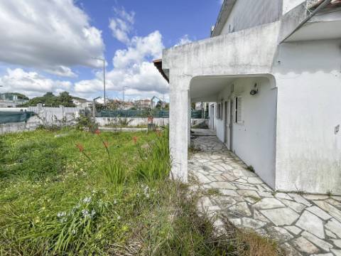 Moradia T3+1 à venda na Lagoa de Albufeira, Sesimbra, com licença de habitação e lote de 302 m²