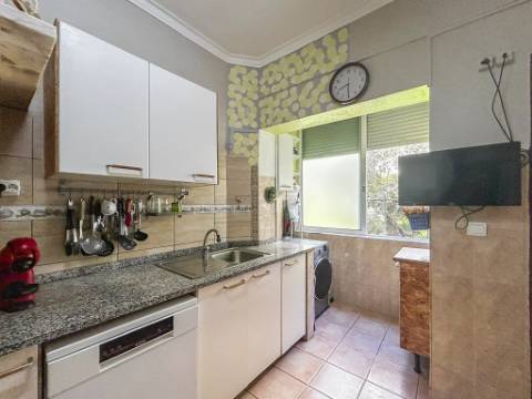 Apartamento T2 à venda em Santo António dos Cavaleiros