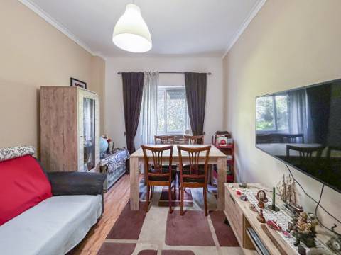 Apartamento T2 à venda em Santo António dos Cavaleiros