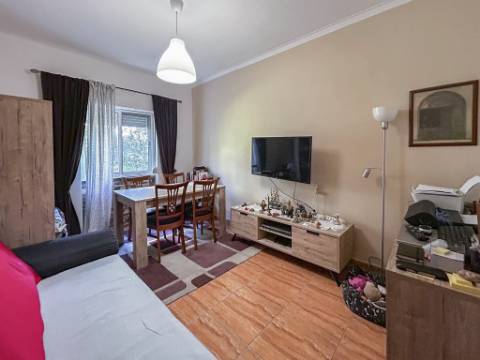 Apartamento T2 à venda em Santo António dos Cavaleiros