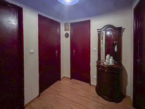 Apartamento T2 à venda em Santo António dos Cavaleiros