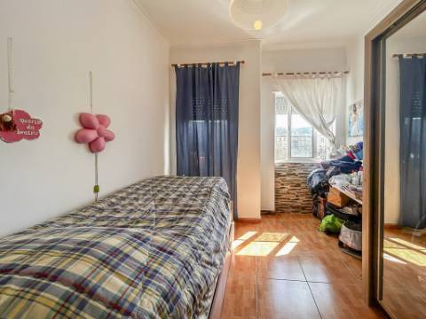Apartamento T2 à venda em Santo António dos Cavaleiros