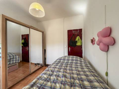 Apartamento T2 à venda em Santo António dos Cavaleiros