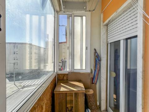 Apartamento T2 à venda em Santo António dos Cavaleiros