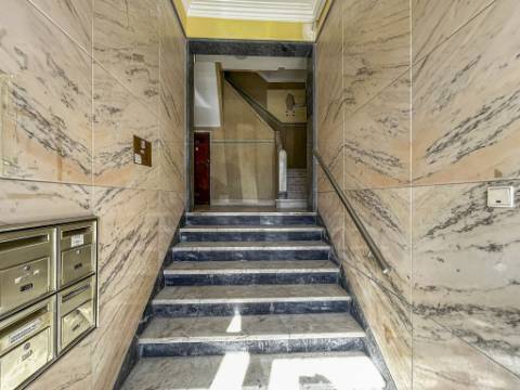 Apartamento T2 à venda em Santo António dos Cavaleiros