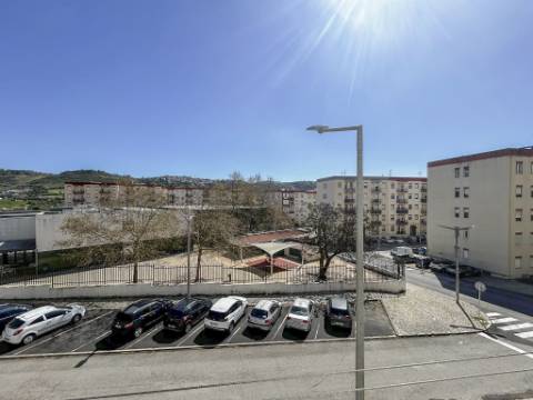 Apartamento T2 à venda em Santo António dos Cavaleiros