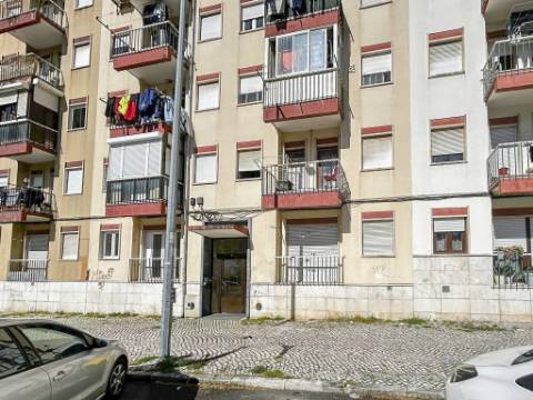 Apartamento T2 à venda em Santo António dos Cavaleiros