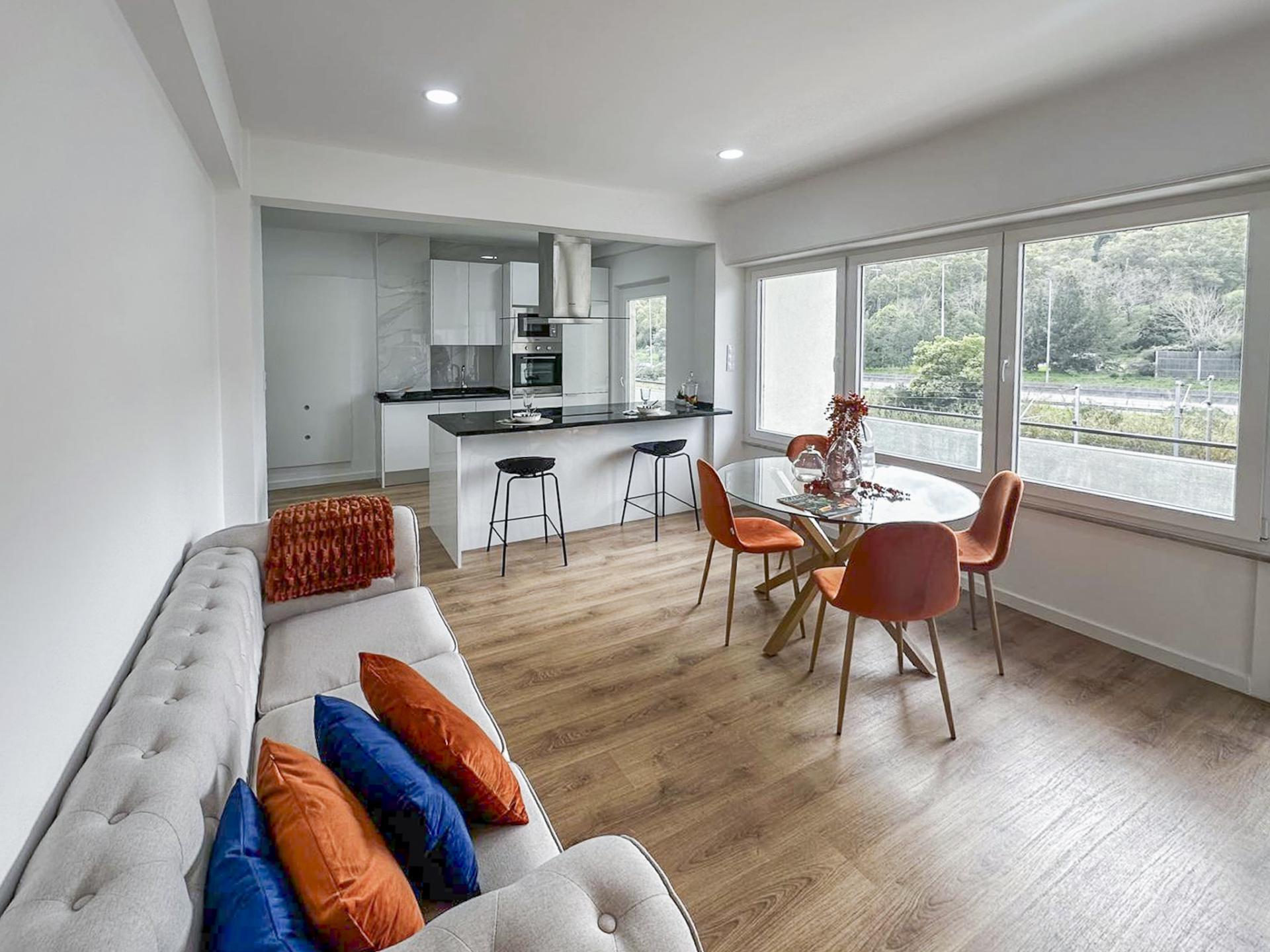 Apartamento T3 Remodelado com Varanda em Benfica, Lisboa