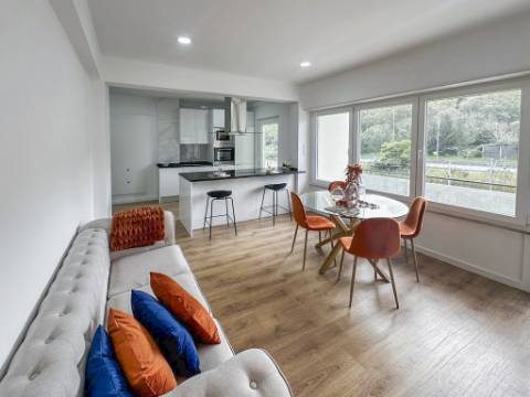 Apartamento T3 Remodelado com Varanda em Benfica, Lisboa