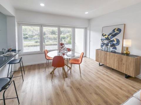 Apartamento T3 Remodelado com Varanda em Benfica, Lisboa