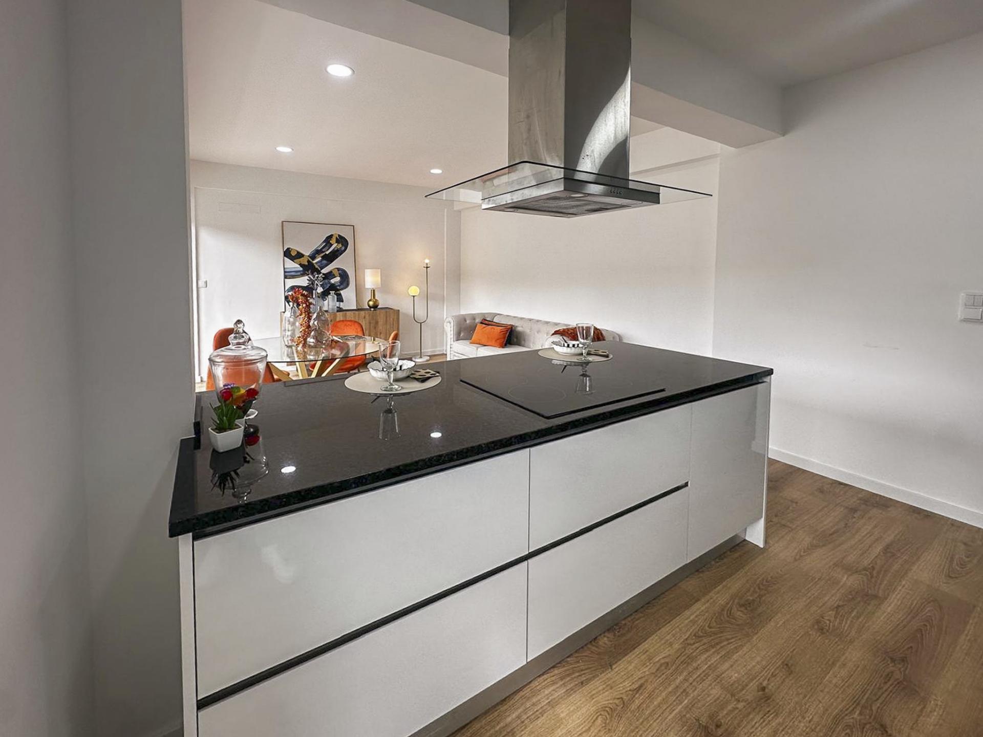 Apartamento T3 Remodelado com Varanda em Benfica, Lisboa