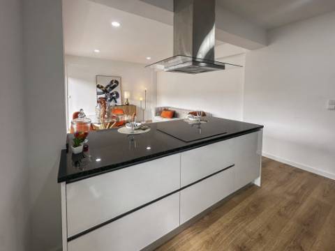 Apartamento T3 Remodelado com Varanda em Benfica, Lisboa