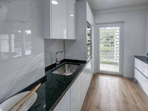 Apartamento T3 Remodelado com Varanda em Benfica, Lisboa