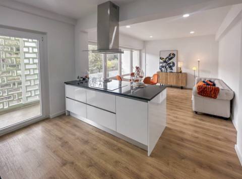 Apartamento T3 Remodelado com Varanda em Benfica, Lisboa