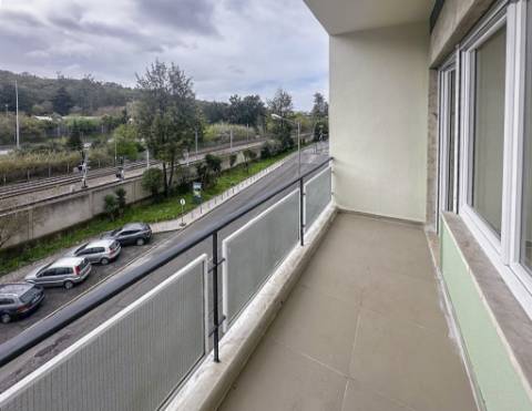Apartamento T3 Remodelado com Varanda em Benfica, Lisboa