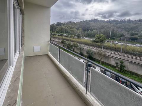 Apartamento T3 Remodelado com Varanda em Benfica, Lisboa