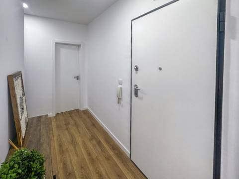 Apartamento T3 Remodelado com Varanda em Benfica, Lisboa