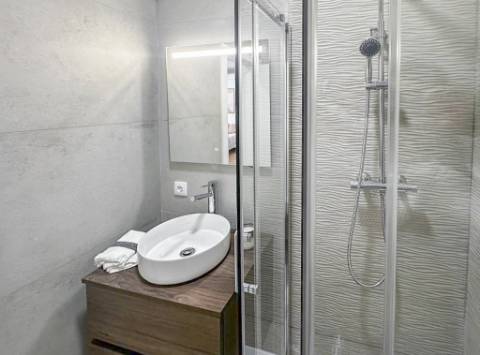 Apartamento T3 Remodelado com Varanda em Benfica, Lisboa