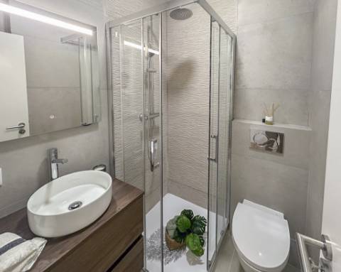 Apartamento T3 Remodelado com Varanda em Benfica, Lisboa