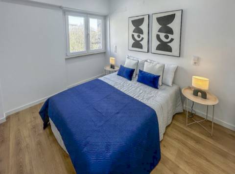 Apartamento T3 Remodelado com Varanda em Benfica, Lisboa