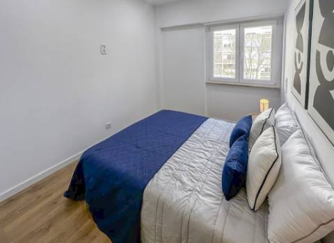 Apartamento T3 Remodelado com Varanda em Benfica, Lisboa