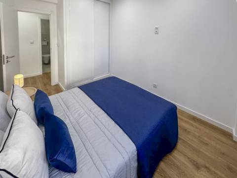 Apartamento T3 Remodelado com Varanda em Benfica, Lisboa