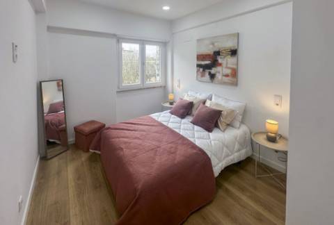 Apartamento T3 Remodelado com Varanda em Benfica, Lisboa