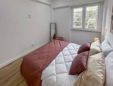 Apartamento T3 Remodelado com Varanda em Benfica, Lisboa