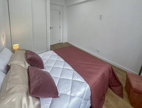 Apartamento T3 Remodelado com Varanda em Benfica, Lisboa