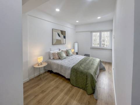 Apartamento T3 Remodelado com Varanda em Benfica, Lisboa
