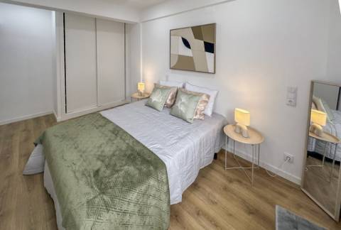 Apartamento T3 Remodelado com Varanda em Benfica, Lisboa