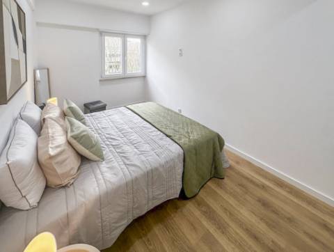 Apartamento T3 Remodelado com Varanda em Benfica, Lisboa