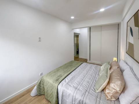 Apartamento T3 Remodelado com Varanda em Benfica, Lisboa