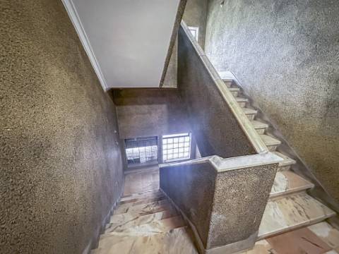 Apartamento T3 Remodelado com Varanda em Benfica, Lisboa