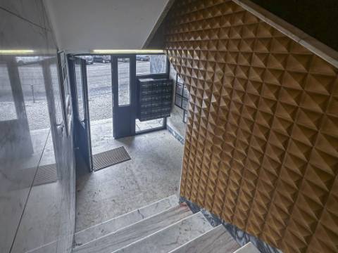 Apartamento T3 Remodelado com Varanda em Benfica, Lisboa