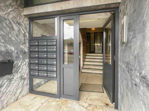 Apartamento T3 Remodelado com Varanda em Benfica, Lisboa