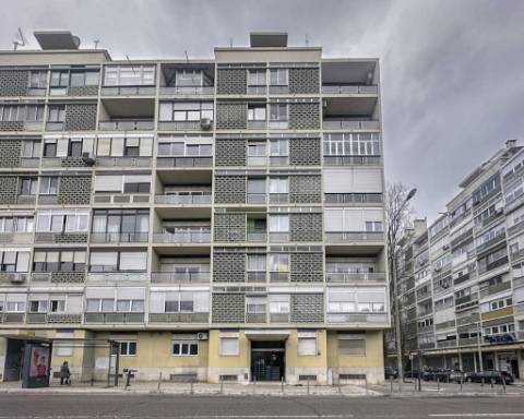 Apartamento T3 Remodelado com Varanda em Benfica, Lisboa