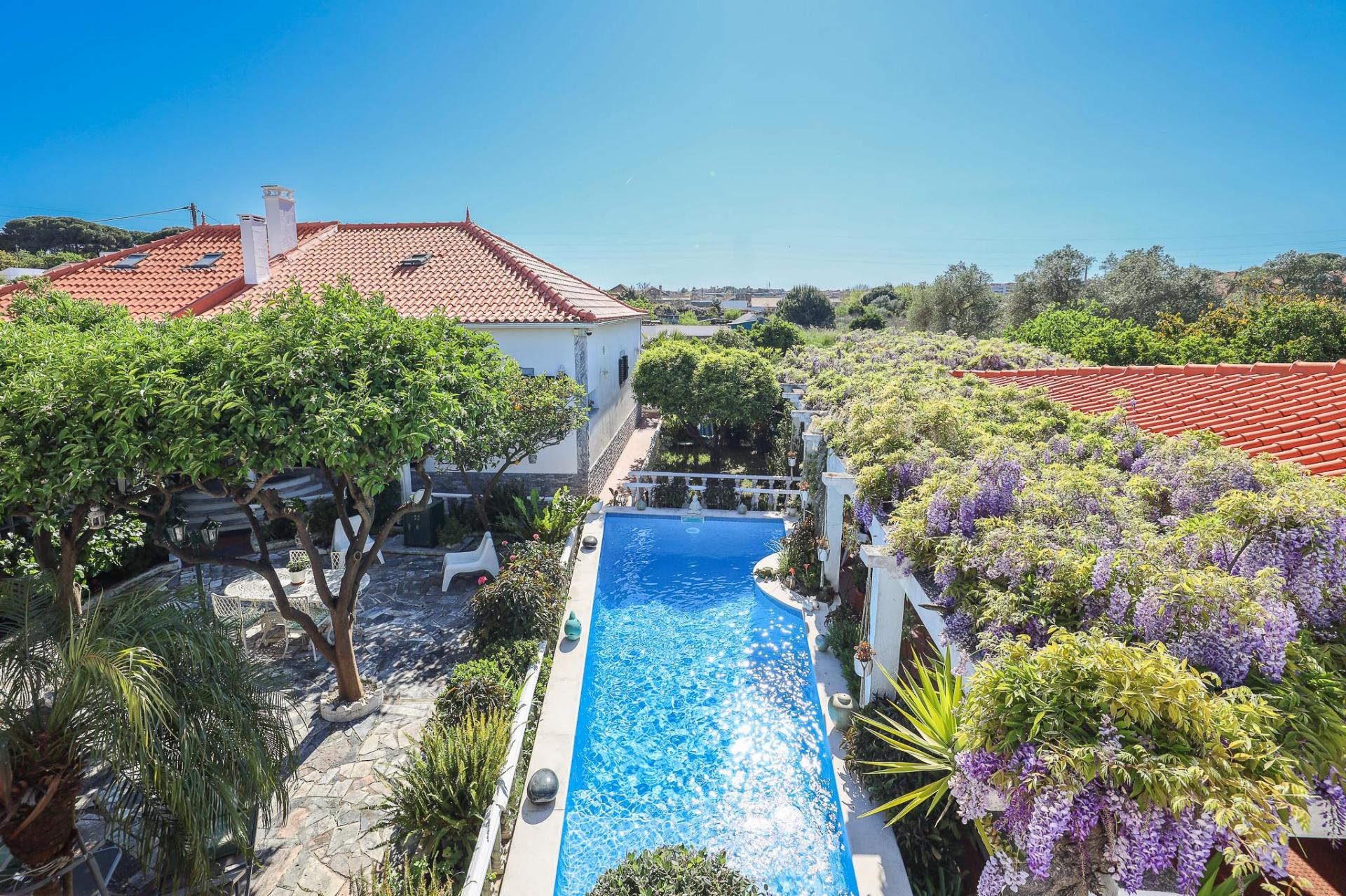 Moradia T2+2 com Piscina à Venda em Vale de Figueira, Sobreda, Almada