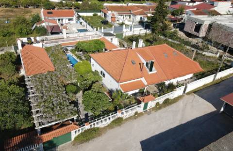 Moradia T2+2 com Piscina à Venda em Vale de Figueira, Sobreda, Almada