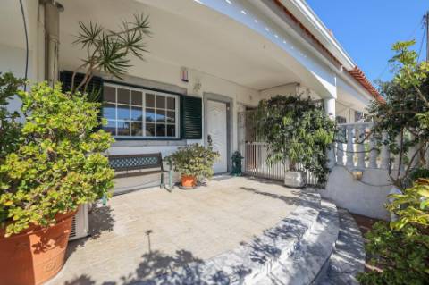 Moradia T2+2 com Piscina à Venda em Vale de Figueira, Sobreda, Almada