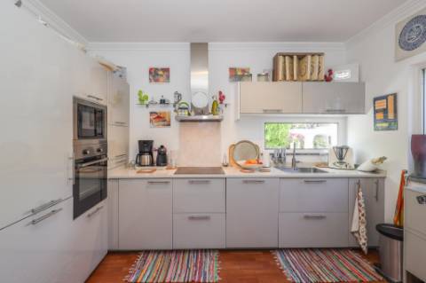 Moradia T2+2 com Piscina à Venda em Vale de Figueira, Sobreda, Almada
