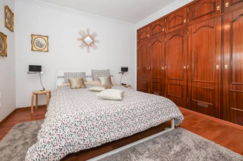 Moradia T2+2 com Piscina à Venda em Vale de Figueira, Sobreda, Almada