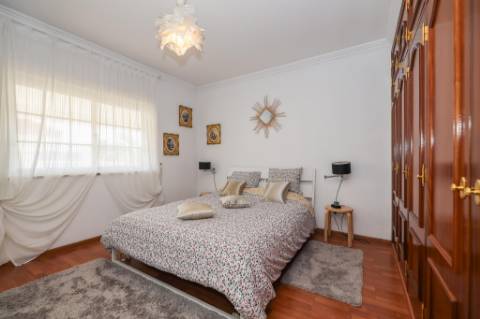 Moradia T2+2 com Piscina à Venda em Vale de Figueira, Sobreda, Almada