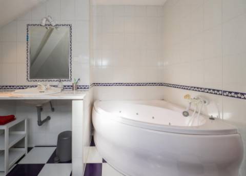 Moradia T2+2 com Piscina à Venda em Vale de Figueira, Sobreda, Almada
