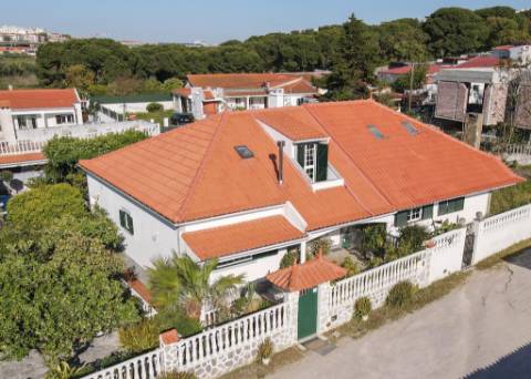 Moradia T2+2 com Piscina à Venda em Vale de Figueira, Sobreda, Almada