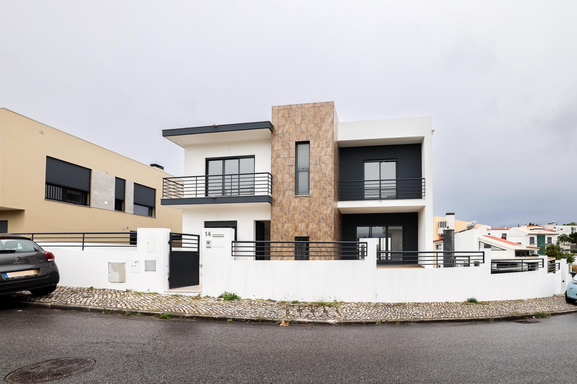 Moradia Isolada T5 Renovada com Garagem e Espaço Exterior no Feijó, Almada