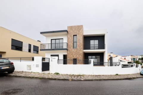 Moradia Isolada T5 Renovada com Garagem e Espaço Exterior no Feijó, Almada