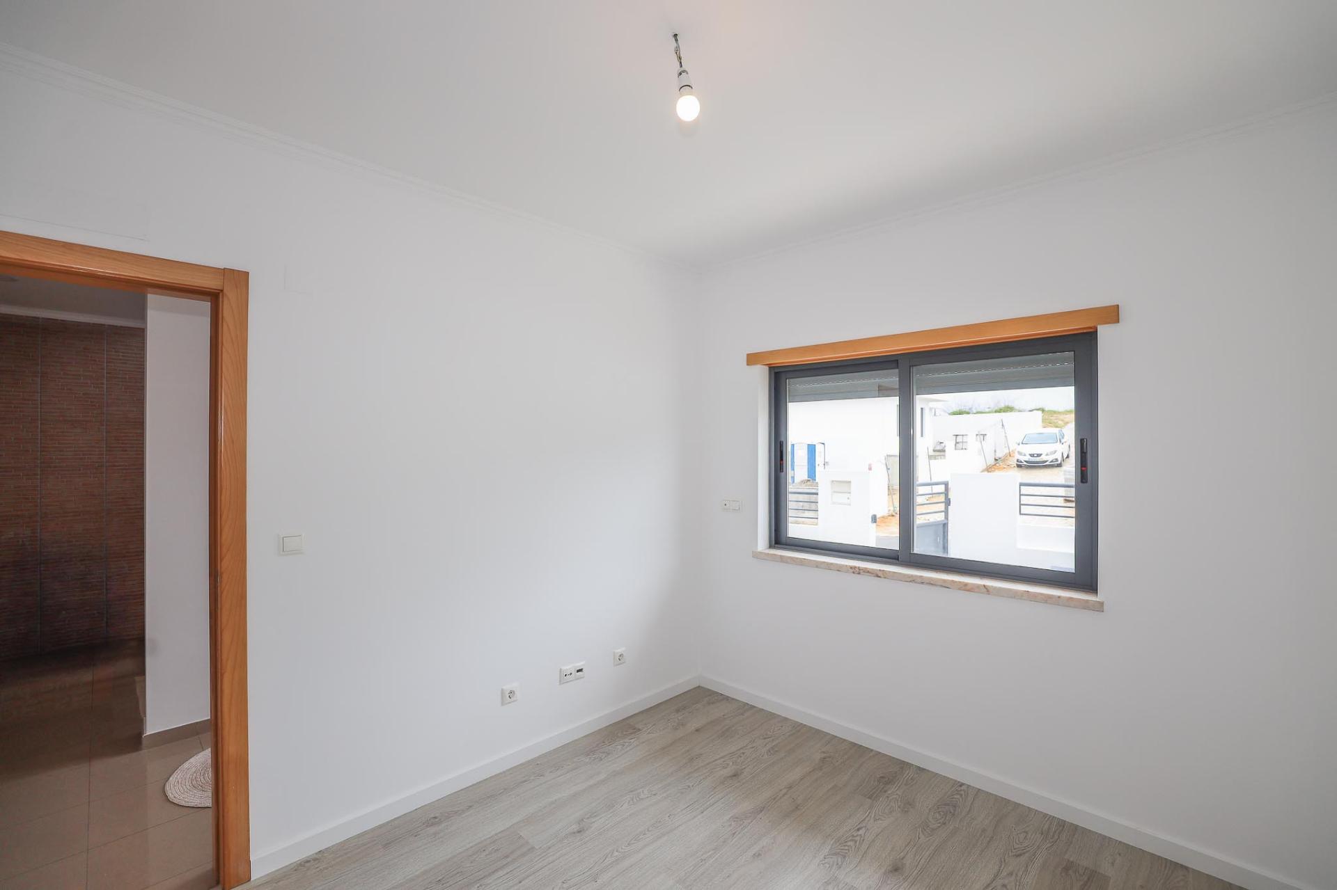 Moradia Isolada T5 Renovada com Garagem e Espaço Exterior no Feijó, Almada