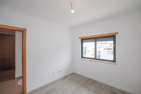 Moradia Isolada T5 Renovada com Garagem e Espaço Exterior no Feijó, Almada
