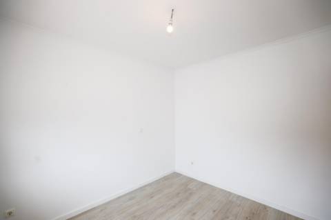 Moradia Isolada T5 Renovada com Garagem e Espaço Exterior no Feijó, Almada